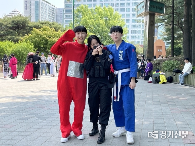 19일 졸업앨범 컨셉 사진을 촬영한 화홍고 3학년 학생들. (사진=강현수 기자)