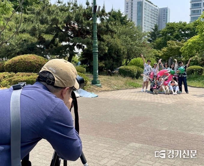 화홍고등학교 3학년 학생들이 19일 수원 올림픽공원에서 졸업앨범 사진 촬영을 하고 있다. (사진=강현수 기자)