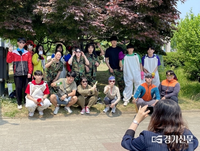 화홍고 3학년 부장 김경순 선생님이 학생들의 단체사진을 찍어주고 있다. (사진=강현수 기자)