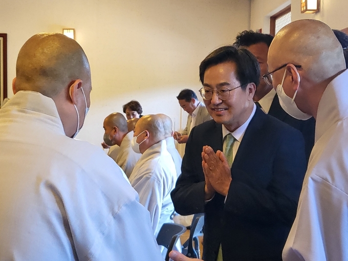 20일 오후 남양주 진접읍에 위치한 봉선사를 찾은 김동연 민주당 경기지사 후보. 김 후보는 교수 스님들과 차담회를 갖고 경기북부 발전 방안에 대한 고견을 청취했다. (사진=김혜진 기자)