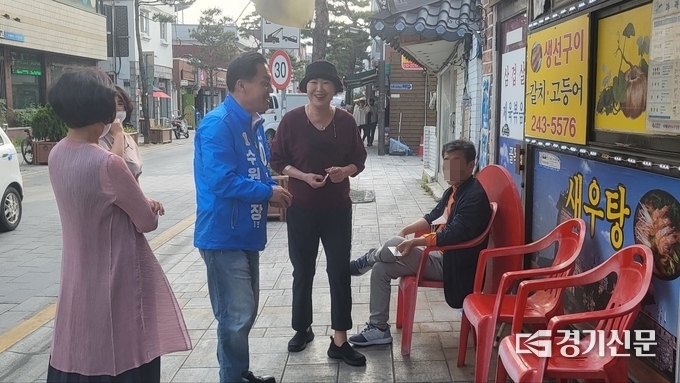 이재준 수원시장 후보가 20일 행궁동 일대를 산책하며 길거리에서 만난 상인들과 대화를 나누고 있다. (사진=김한별 기자)