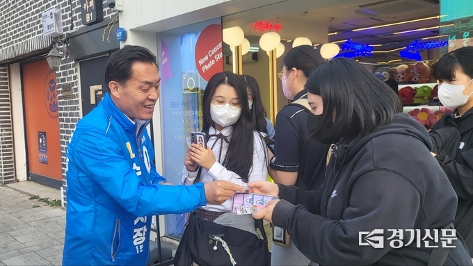 이재준 수원시장 후보가 20일 행궁동 일대를 산책하며 길거리에서 만난 수원농생명과학고등학교 학생들과 대화를 나누고 있다. (사진=김한별 기자)