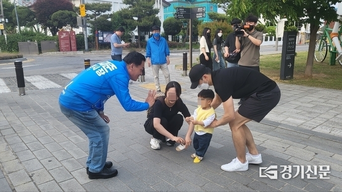이재준 수원시장 후보가 20일 행궁동 일대를 산책하며 길거리에서 만난 아이에게 인사를 나누고 있다. (사진=김한별 기자)