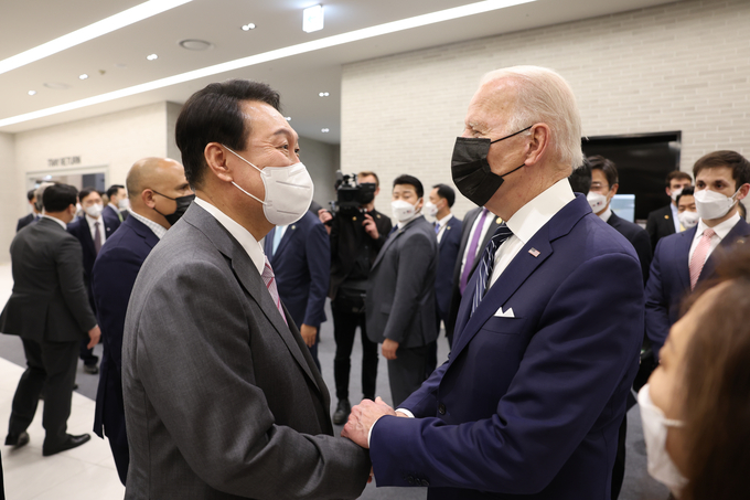 취임 후 한국을 첫 방문한 조 바이든 미국 대통령이 20일 오후 경기도 평택시 삼성전자 반도체공장을 방문, 윤석열 대통령과 두손을 맞잡고 있다. (사진=연합뉴스)