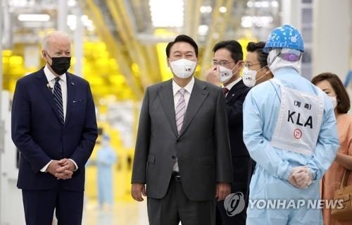  취임 후 한국을 첫 방문한 조 바이든 미국 대통령이 윤석열 대통령과 20일 오후 경기도 평택시 삼성전자 반도체공장을 방문, 이재용 부회장의 안내를 받으며 공장을 시찰하고 있다. (사진=연합뉴스)