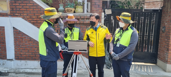 한국국토정보공사 경기남부지역본부 수원지사 지적현황측량 현장. (사진=한국국토정보공사 제공)
