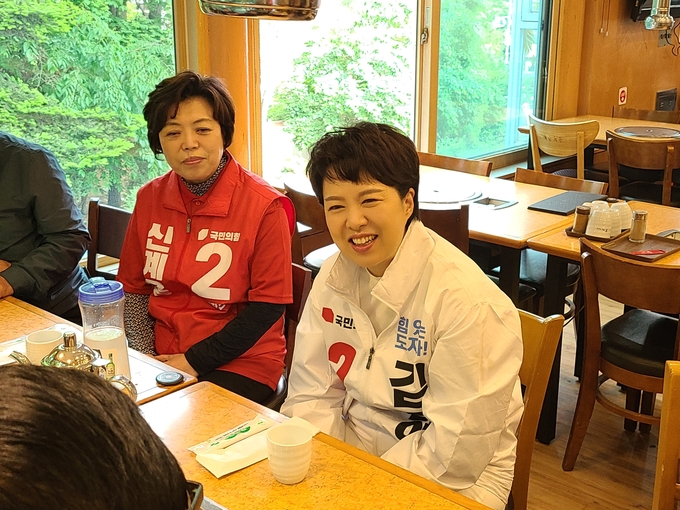김은혜 국민의힘 경기도지사 후보는 21일 과천의 한 식당에서 경비원들과 아침식사를 했다. (사진=김기웅 수습기자)