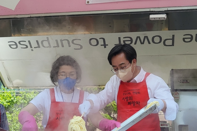 21일 오후 12시 의왕시의 한 아파트 단지 내. 초여름을 방불케 하는 날씨 속에 김동연 더불어민주당 경기지사 후보는 주말 첫 공식 선거운동 일정으로 부부의 날을 맞아 배우자 정우영 씨와 ‘사랑의 짜장차’ 봉사활동을 함께 진행했다. (사진=김혜진 기자)