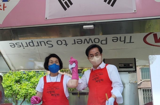 21일 오후 12시 의왕시의 한 아파트 단지 내. 초여름을 방불케 하는 날씨 속에 김동연 더불어민주당 경기지사 후보는 주말 첫 공식 선거운동 일정으로 부부의 날을 맞아 배우자 정우영 씨와 ‘사랑의 짜장차’ 봉사활동을 함께 진행했다. (사진=김혜진 기자)