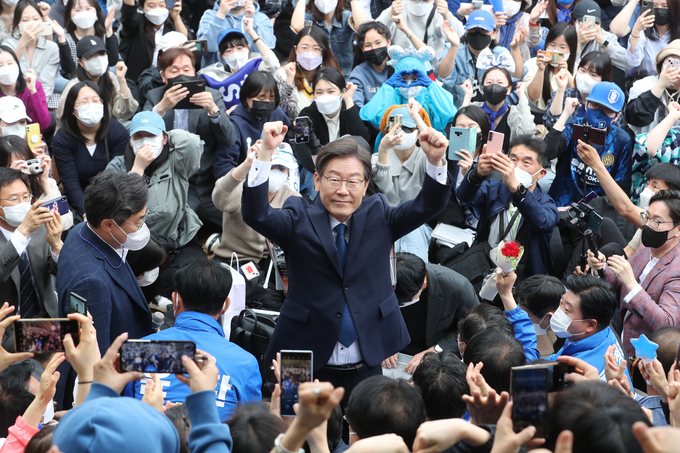 지난 8일 이재명 인천 계양을 국회의원 보궐선거 후보가 인천 계양산 야외공연장에서 열린 출마 선언 기자회견에서 지지자들에게 인사하고 있다. (사진=국회사진기자단/연합뉴스 제공)