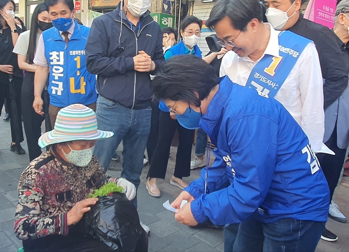 김 후보 부부는 다음 일정인 안양 중앙시장과 벽산사거리 유세 현장도 동행하며 최대호 안양시장 후보 부부와 함께 시장 상인과 유권자 등을 만나는 적극 행보에 나섰다. (사진=박이선 수습기자)