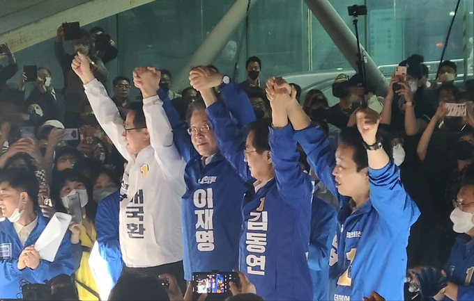 21일 오후 10시 성남시 야탑역 1번 출구 일대는 경기도 승리 지원 유세에 나선 이재명 민주당 총괄선대위원장과 김동연 더불어민주당 경기지사 후보, 배국환 성남시장 후보, 김병관 성남 분당갑 후보 등을 보러온 인파로 마비상태였다. (사진=김혜진 기자)