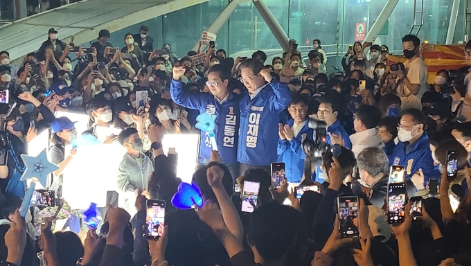 21일 오후 10시 성남시 야탑역 1번 출구 일대는 경기도 승리 지원 유세에 나선 이재명 민주당 총괄선대위원장과 김동연 더불어민주당 경기지사 후보, 배국환 성남시장 후보, 김병관 성남 분당갑 후보 등을 보러온 인파로 마비상태였다. (사진=김혜진 기자)