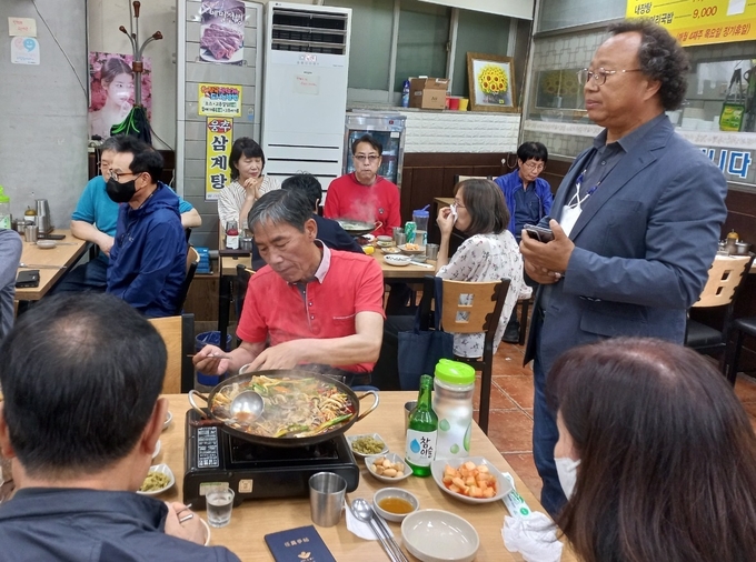 구리남양주순창향우회 정삼채 회장(오른쪽)이 인사말을 하고 있다.(사진=이도환 기자)