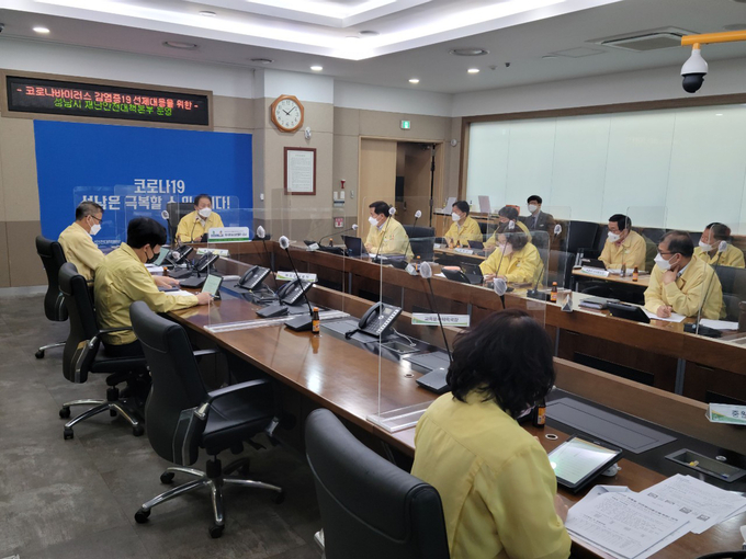 지난 18일 시청 8층 재난안전상황실에서 장영근 부시장 주재로 ‘여름철 풍수해·폭염 대책 점검 회의’가 진행중이다. (사진=성남시 제공)