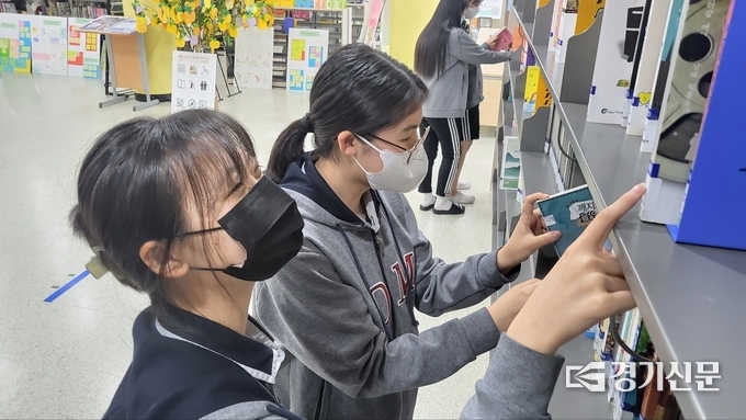 동탄목동중학교 어울림도서관에서 책을 고르고 있는 하예주(16)학생과 임유진(16)학생의 모습. (사진=김한별 기자)