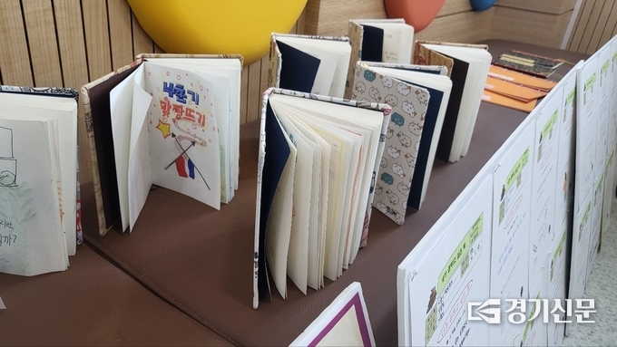 독후 활동 일환으로 학생들이 직접 만든 '북아트' 등이 어울림 도서관 곳곳에 배치돼 있다. (사진=김한별 기자)