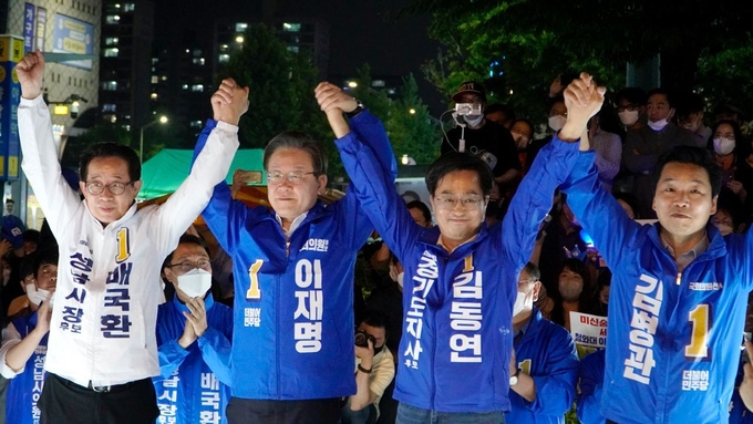 만세를 외치는 '경제트리오' 후보와 이재명 위원장. (사진=배국환 후보 캠프 제공)