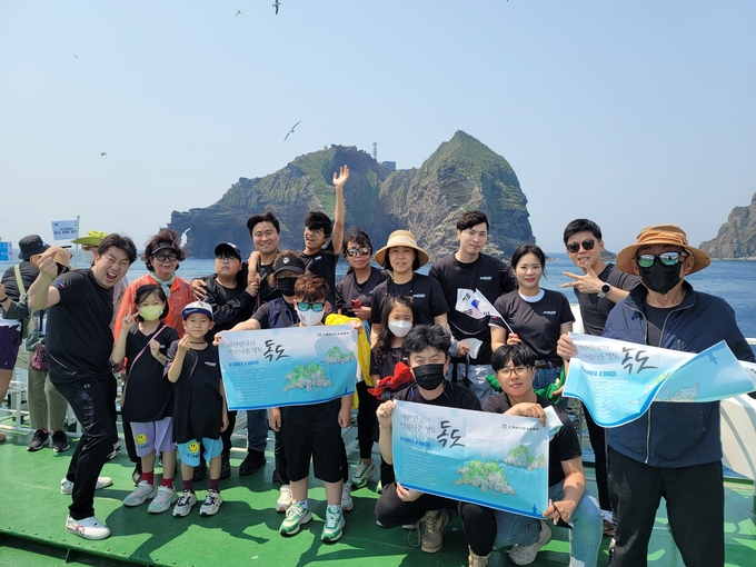 (사) 독도사랑운동본부(이하 '본부'')는 전국 회원 대표단 50명으로 구성된 독도탐방단이 지난 18일 2박 3일 일정으로 독도를 방문, 이같이 주장했다(사진=독도사랑운동본부 제공)