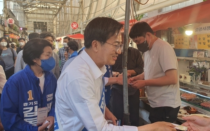김동연 후보 부부는 안양 중앙시장과 벽산사거리 유세 현장도 동행하며 최대호 안양시장 후보 부부와 함께 시장 상인과 유권자 등을 만나는 적극 행보에 나섰다. (사진=박이선 수습기자)