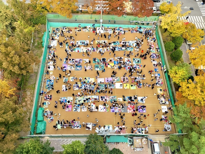 지난해 10월 할로윈 돗자리마켓이 주민운동장에서 개최되고 있다. (사진=양지한양 1단지 입주자대표회 제공)