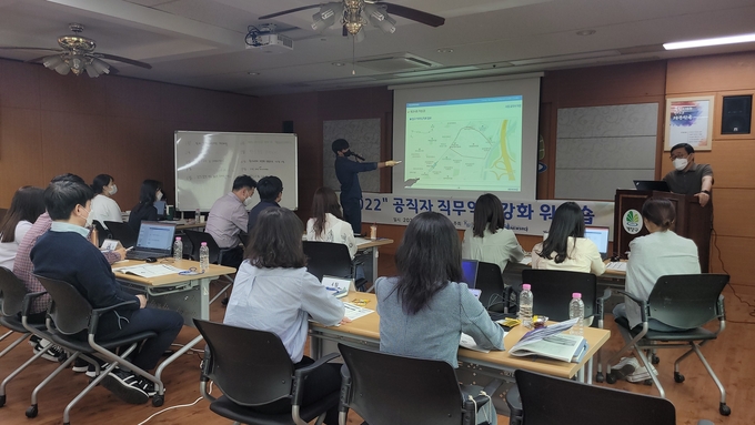 워크숍에 참가한 계양구 직원들이 가으이 내용을 경청하고 있다. ( 사진 = 계양구 제공 )