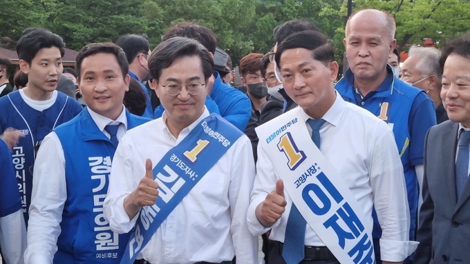 이재준 더불어민주당 고양시장 후보는 지난 22일 일산문화공원에서 김동연 경기도지사 후보와 첫 번째 합동 유세를 갖고 6.1일 지방선거 승리를 위한 투표참여를 호소했다.(사진=이재준 더불어민주당 고양시장 후보 사무실 제공)