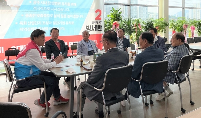 방세환 광주시장 후보와 박용화 광주시노인회장등 임원진들이 노인층 지원 강화 방안에 대한 의견을 나누고 있다.(사진=방세환 후보 캠프 제공)<br>
