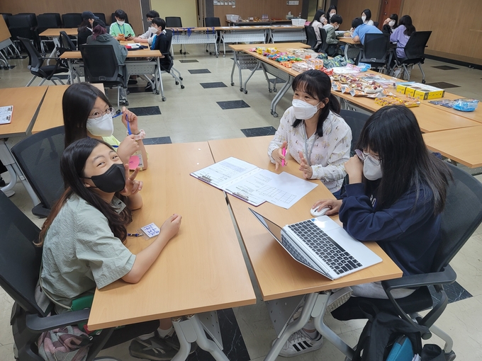 군포몽실활동 마을교사와 아이들이 프로젝트 활동을 하고 있다. (사진=군포의왕교육지원청 제공)