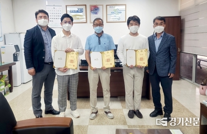 영중면주민자치회(회장 최호식)에 신규위원으로 위촉된 3명이 위촉장을 들어보이고 있다. (사진=포천시 제공)