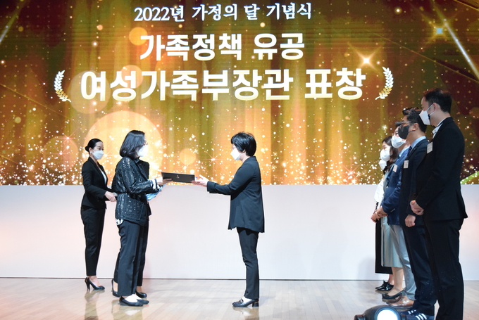 광주시 가족센터 오영희 센터장이 다문화 가족정책 유공 분야에 2년 연속 선정되 표창을 받고 있다.(사진=광주시 제공)
