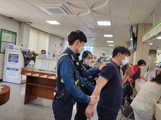 광주시 오포읍과 오포동부파출소 직원들이 특이민원실 비상 상황 대비 모의훈련 실시하고 있다.(사진=광주시 제공)