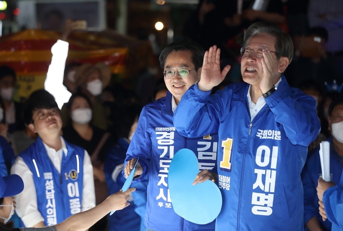 이재명 위원장은 사전투표 전 마지막 주말을 맞은 지난 21일 성남시 야탑역 1번 출구 앞에서 김동연 후보와 배국환 성남시장 후보, 김병관 성남 분당갑 후보 등 지원 사격에 나서면서 “투표하면 이긴다. 투표하면 꿈은 현실이 된다”고 유권자들에게 사전투표 참여를 권유했다. (사진=김동연 후보 캠프 제공)