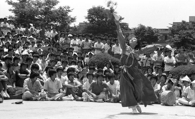 1978년 6월, 국민평화대행진 출정식에 참석한 故이애주 선생. (사진=이애주문화재단 제공)