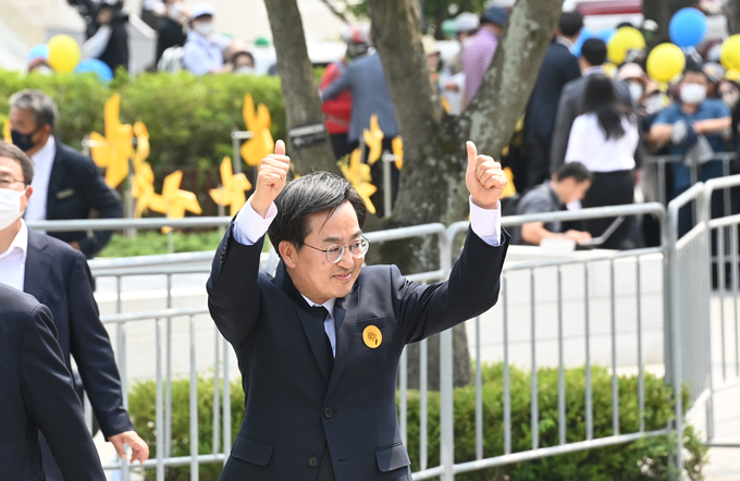 김동연 더불어민주당 경기지사 후보가 23일 경남 김해시 진영읍 봉하마을에서 엄수된 노무현 전 대통령 서거 13주기 추도식에 입장하고 있다. (사진=연합뉴스 제공)