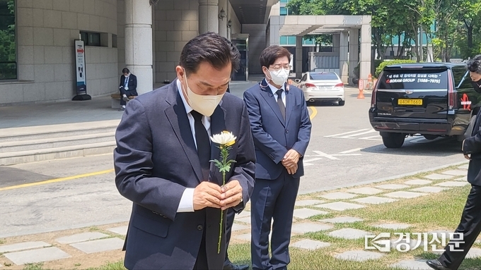 이재준 더불어 민주당 수원특례시장 후보가 23일 故노무현 대통령 13주기 공동 추모식에 참석해 노 대통령을 기리며 묵념을 하고있다. (사진=김한별 기자)