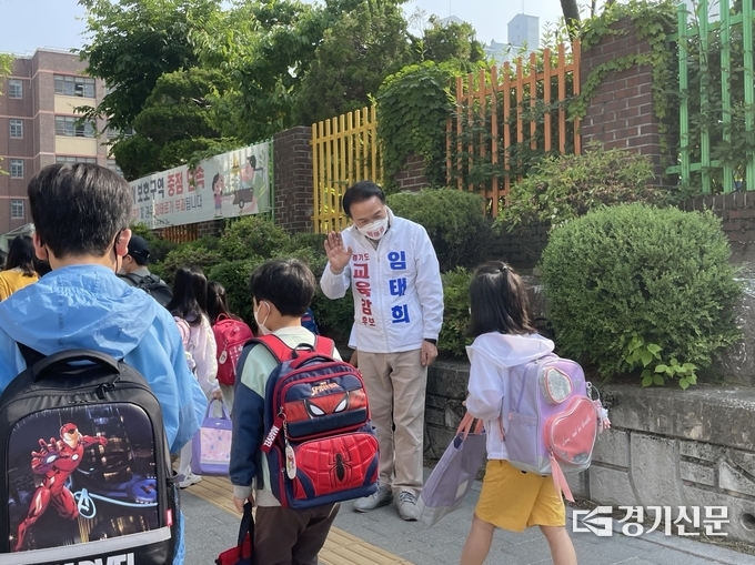 임태희 경기도교육감 후보가 23일 황곡초등학교 앞에서 등교하는 학생에게 인사를 하고 있다. (사진=강현수 기자)