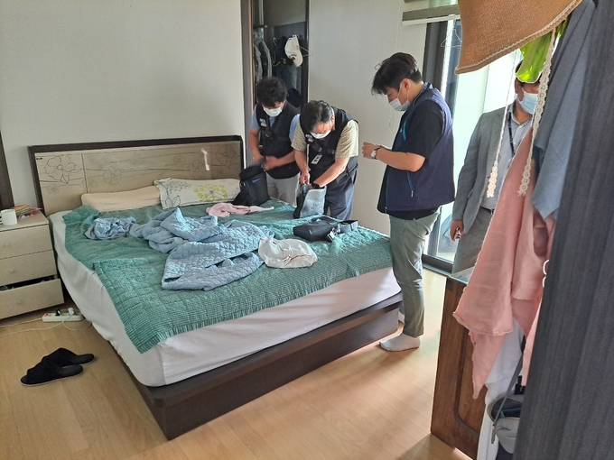 수원시 체납추적팀 직원들이 체납액 징수를 위해 고액 체납자의 가택을 수색하고 있다. (사진=수원시 제공)
