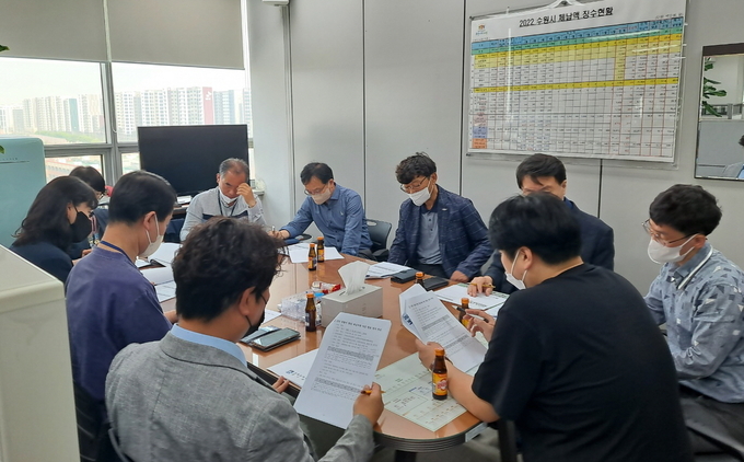 수원시 징수과 체납추적팀 직원들이 체납액 징수를 위한 회의를 하고 있다. (사진=수원시 제공)