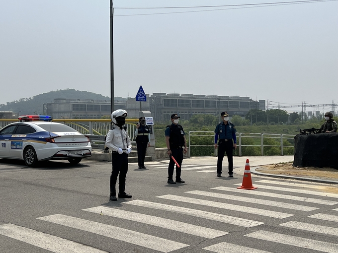 파주경찰서 대원들이 주요시설에 대한 대터러 대응훈련을 하고 있다.(사진=파주경찰서 제공)