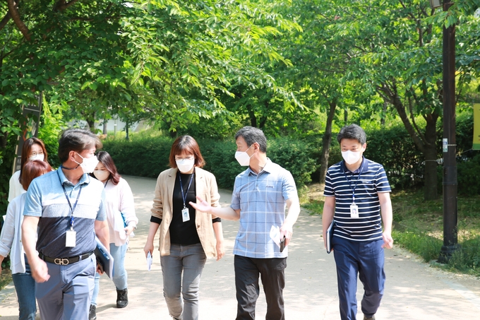 왕철호 장안구청장이 녹지 사업현장 점검하고 있는 모습. (사진=수원 장안구 제공)