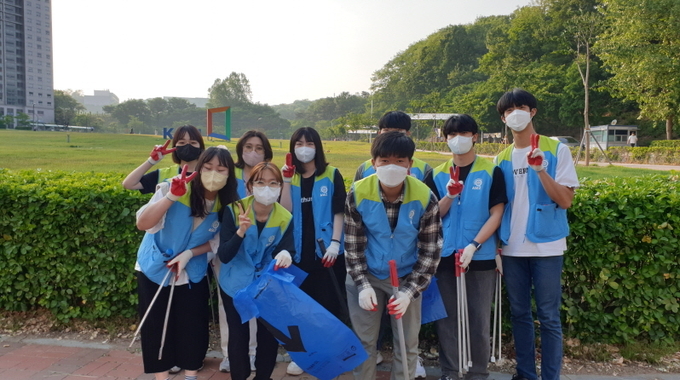 지난 23일, 경기대학교 봄동아리(ASEZ) 회원들과 함께 광교1동 대학로에서 환경정화 활동을 실시했다. (사진=수원 영통구 제공)