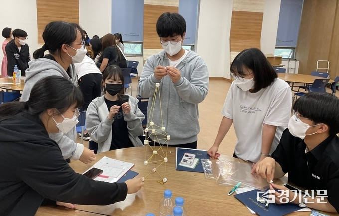 포천청소년교육의회 의원들이 공동체 빌드업 활동을 하고 있다. (사진=포천교육지원청 제공)