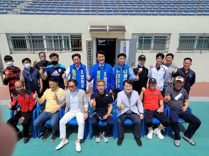 장인수 오산시장 후보 (더불어민주당) 오산 까마귀리그 축구연합회의 고문으로 추대했다.(사진=장인수 오산시장 후보 선거사무실 제공)
