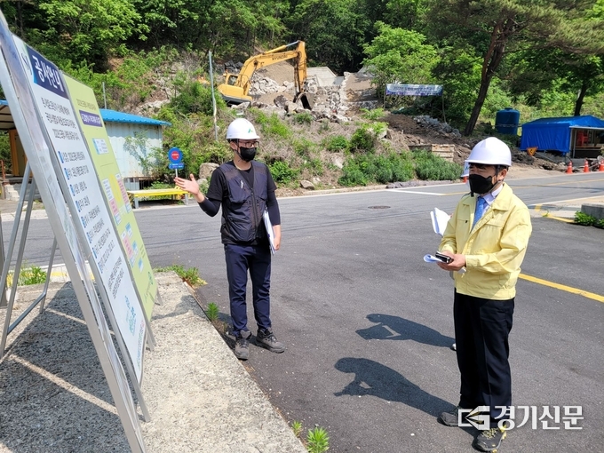정덕채 포천시장 권한대행이 산사태 취약지역을 현장 점검했다. (사진=포천시제공)