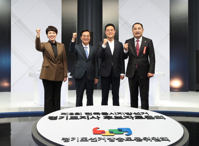 김동연 더불어민주당, 김은혜 국민의힘, 황순식 정의당, 강용석 무소속 경기지사 후보는 23일 서울 마포구 SBS스튜디오에서 열린 ‘제8회 전국동시지방선거 경기도지사 후보자 토론회’에서 법적 대응까지 예고하며 한층 더 격한 공방전을 벌였다. (사진=국회사진기자단)