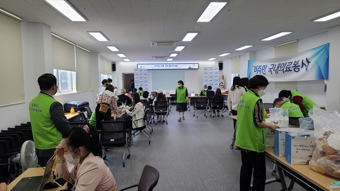 광주시 지역사회보장협의체가 영락교회 의료봉사팀들과 함께 외국인·다문화가정을 위한 ‘다누리 무료진료’ 실시하고 있다.(사진=광주시 제공)
