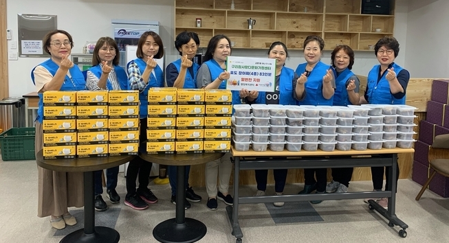 구리참사랑다문화가정센터가 어려운 이웃들에게 밑반찬과 마스크를 마련해 전달했다.(사진=구리시 제공)