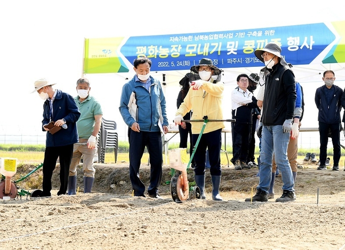 최종환 파주시장이 평화농장에서 콩파종을 하고있다.(사진=파주시 제공)