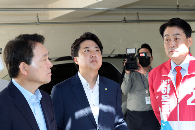 국민의힘 이준석 대표가 24일 '1기 신도시 재정비사업 신속 추진'을 위해 경기 군포시 가야주공5단지 아파트를 방문, 성일종 정책위의장(왼쪽)과 하은호 군포시장 후보와 함께 주민들의 설명을 듣고 있다. (사진=연합뉴스 제공)